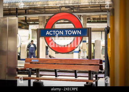 LONDRA - 13 GIUGNO 2024: Stazione Acton Town - stazione della metropolitana di Londra sulle linee Piccadilly e District nella zona ovest di Londra Foto Stock