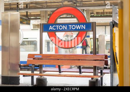 LONDRA - 13 GIUGNO 2024: Stazione Acton Town - stazione della metropolitana di Londra sulle linee Piccadilly e District nella zona ovest di Londra Foto Stock