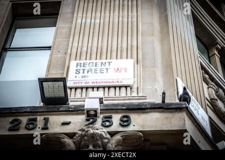 LONDRA - 13 GIUGNO 2024: Cartello di Regent Street. Punto di riferimento per la vendita al dettaglio nell'estremità occidentale Foto Stock