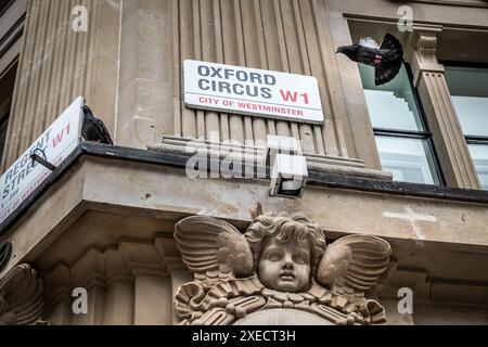 LONDRA - 13 GIUGNO 2024: Insegna di Oxford Street - una strada commerciale di riferimento nella zona ovest di Londra Foto Stock