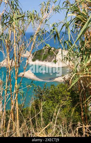 Vista delle spettacolari alte scogliere e delle formazioni rocciose di Capo Drastis a Corfù, grecia. Foto Stock
