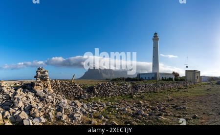 Vista panoramica del faro di Capo San Vito con il Monte Monaco alle spalle nella Sicilia nordoccidentale Foto Stock