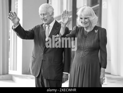 NOTA: Questa immagine è stata convertita in bianco e nero. Re Carlo III e la regina Camilla salutano e sorridono formalmente l'imperatore Naruhito e sua moglie l'imperatrice Masako del Giappone mentre lasciano Buckingham Palace, l'ultimo giorno della loro visita di stato nel Regno Unito. Data foto: Giovedì 27 giugno 2024. Foto Stock