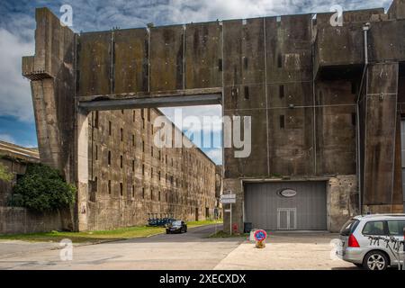 Vista esterna della base sottomarina tedesca della seconda guerra mondiale a Lorient, Bretagna, Francia. Architettura militare storica della seconda guerra mondiale Foto Stock