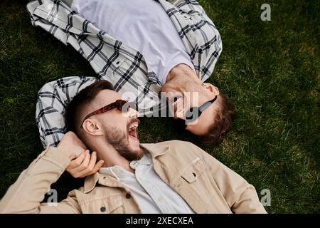 Due uomini adagiati su un lussureggiante campo verde. Foto Stock