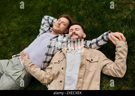 Due uomini si rilassano comodamente in un vivace campo verde. Foto Stock