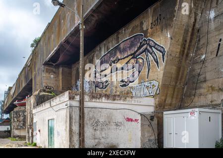 Esterno della base sottomarina tedesca della seconda guerra mondiale a Lorient, Bretagna, Francia, con opere d'arte di strada e graffiti su strutture in cemento. Foto Stock