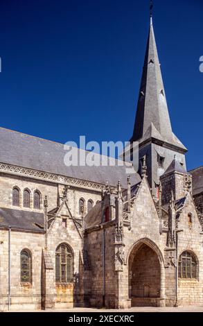 Vista esterna della chiesa Collegiale Saint Aubin a Guerande, Francia, che mostra la sua architettura gotica e l'antica costruzione in pietra. Foto Stock