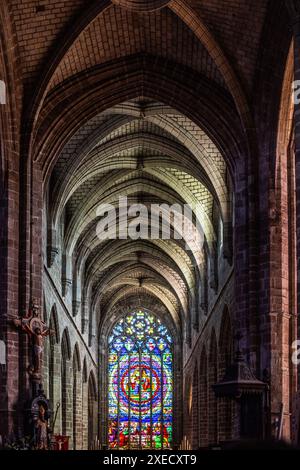 Architettura gotica del Collegiale Saint Aubin a Guerande, Francia, evidenziata da vivaci vetrate colorate. Foto Stock