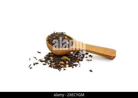 Karak Tea isolato su bianco. Tè speziato indiano aromatizzato con cardamomo, cinammone e zenzero. Karak chai. Foto Stock