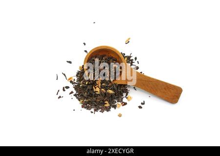 Karak Tea isolato su bianco. Tè speziato indiano aromatizzato con cardamomo, cinammone e zenzero. Karak chai. Foto Stock