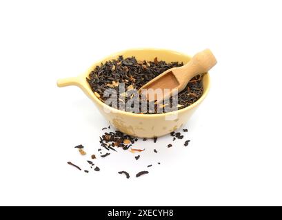 Karak Tea isolato su bianco. Tè speziato indiano aromatizzato con cardamomo, cinammone e zenzero. Karak chai. Foto Stock