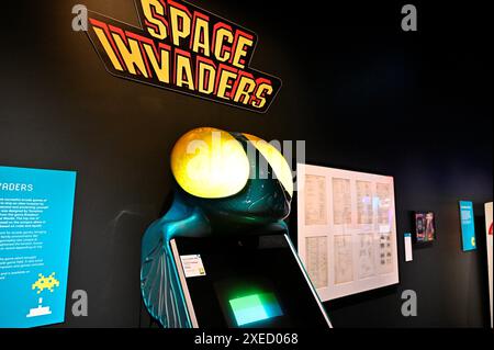 Edimburgo, Scozia, Regno Unito. 27 giugno 2024. Game On Exhibition è la più grande mostra interattiva al mondo sulla cultura e la storia dei videogiochi, che copre più di 50 anni di sviluppo di giochi. Con oltre 100 giochi giocabili, dai nostalgici arcade degli anni '80 e i favoriti della famiglia come Mario e Minecraft, alle uscite indipendenti che mettono in risalto il ruolo della Scozia come pioniere e leader mondiale nello sviluppo di giochi. Dal 29 giugno al 3 novembre al Museo Nazionale di Scozia. Crediti: Craig Brown/Alamy Live News Foto Stock