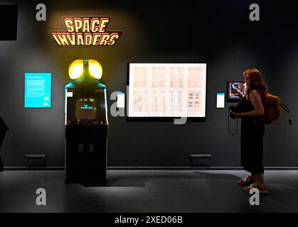 Edimburgo, Scozia, Regno Unito. 27 giugno 2024. Game On Exhibition è la più grande mostra interattiva al mondo sulla cultura e la storia dei videogiochi, che copre più di 50 anni di sviluppo di giochi. Con oltre 100 giochi giocabili, dai nostalgici arcade degli anni '80 e i favoriti della famiglia come Mario e Minecraft, alle uscite indipendenti che mettono in risalto il ruolo della Scozia come pioniere e leader mondiale nello sviluppo di giochi. Dal 29 giugno al 3 novembre al Museo Nazionale di Scozia. Crediti: Craig Brown/Alamy Live News Foto Stock