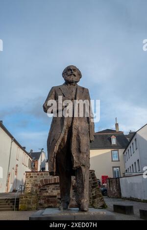 Treviri, Rijnland-Palts, Germania, 23 marzo 2024, la statua di Karl Marx domina lo skyline di Treviri Foto Stock