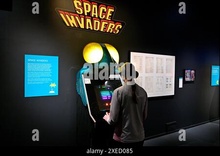 Edimburgo, Scozia, Regno Unito. 27 giugno 2024. Game On Exhibition è la più grande mostra interattiva al mondo sulla cultura e la storia dei videogiochi, che copre più di 50 anni di sviluppo di giochi. Con oltre 100 giochi giocabili, dai nostalgici arcade degli anni '80 e i favoriti della famiglia come Mario e Minecraft, alle uscite indipendenti che mettono in risalto il ruolo della Scozia come pioniere e leader mondiale nello sviluppo di giochi. Dal 29 giugno al 3 novembre al Museo Nazionale di Scozia. Crediti: Craig Brown/Alamy Live News Foto Stock