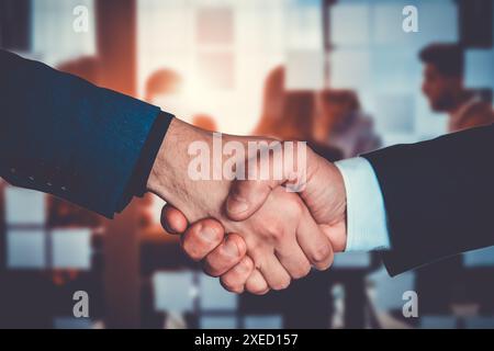 Uomini d'affari che stringono stretta di mano con partner, saluto, trattativa, fusione e acquisizione, concetto di joint venture aziendale, per busine Foto Stock