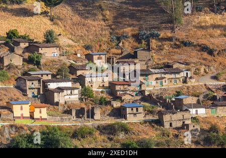 Casa tradizionale in mattoni in un piccolo villaggio di montagna, in Perù Foto Stock