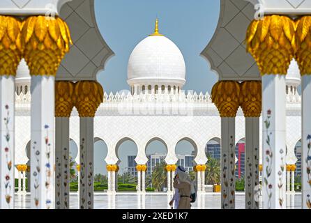 Primo piano della cupola della grande Moschea dello sceicco Zayed con mezzaluna dorata, dettagli dell'esterno di Abu Dhabi Foto Stock