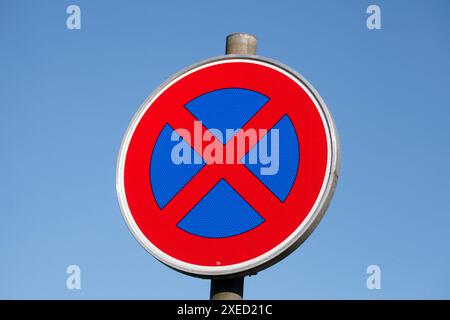 Divieto assoluto di arresto, segnale stradale, cielo blu, Germania Foto Stock