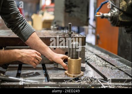 Lavoratore professionista di metalli presso l'officina di produzione Foto Stock