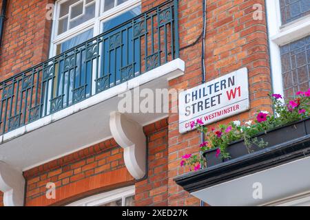 LONDRA - 26 GIUGNO 2024: Chiltern Street nel quartiere Marylebone di West London - una strada commerciale di lusso con negozi di moda e vita notturna Foto Stock