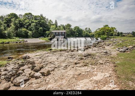 Linton Falls Hydro è una centrale idroelettrica situata sul Linton Falls Weir del fiume Wharfe, vicino a Grassington, nello Yorkshire settentrionale, Foto Stock