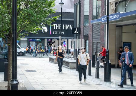 LONDRA - 26 GIUGNO 2024: The HMV Shop in Oxford Street e stazione della metropolitana di Bond Street. Foto Stock