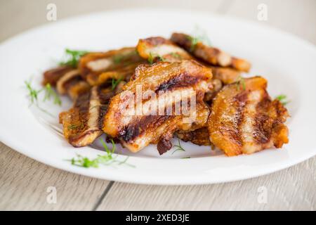 Pancetta di maiale grigliata croccante. Foto Stock