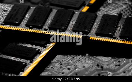 Macro primo piano del chip RAM del computer e della scheda madre Foto Stock