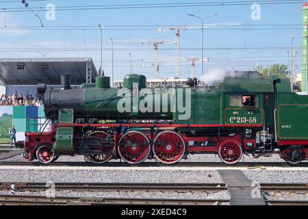 SAN PIETROBURGO, RUSSIA - 27 AGOSTO 2023: Locomotiva a vapore passeggeri sovietica tipo 1-3-1 Su213-58 (Sormovsky rinforzato) al salone delle locomotive retrò. Foto Stock