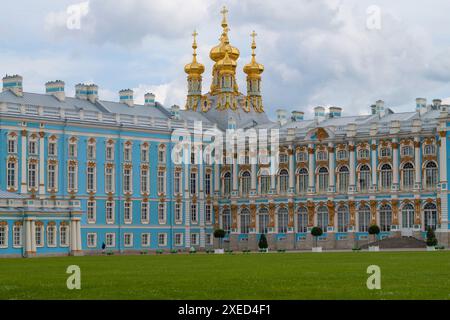 L'antico Palazzo di Caterina in una serata di giugno. Tsarskoye Selo. San Pietroburgo, Russia Foto Stock