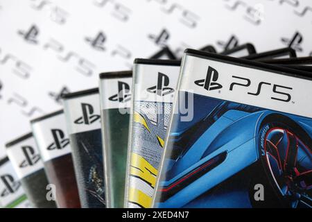 KIEV, UCRAINA - 26 GIUGNO 2024 una valanga di videogiochi per console Sony PlayStation 5 e 4. In primo piano sono presenti molte confezioni di dischi di videogiochi famosi Foto Stock