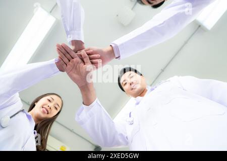 Le squadre mediche si incoraggiano a vicenda prima di trattare pazienti gravemente malati in ospedale. Foto Stock