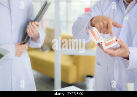 Un professore di medicina sta tenendo conferenze su un caso di studio relativo al trattamento orale e dentale agli studenti di medicina Foto Stock