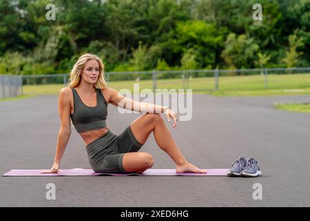 Golden Glow: Un rituale pre-allenamento di fitness Maven Foto Stock