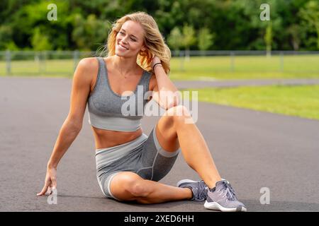 Golden Glow: Un rituale pre-allenamento di fitness Maven Foto Stock