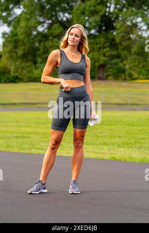 Golden Glow: Un rituale pre-allenamento di fitness Maven Foto Stock