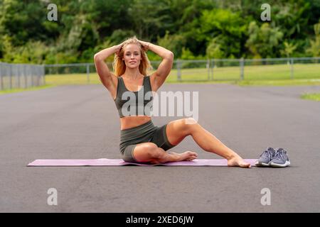 Golden Glow: Un rituale pre-allenamento di fitness Maven Foto Stock