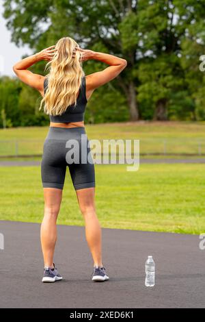 Golden Glow: Un rituale pre-allenamento di fitness Maven Foto Stock