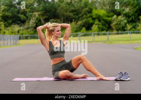 Golden Glow: Un rituale pre-allenamento di fitness Maven Foto Stock