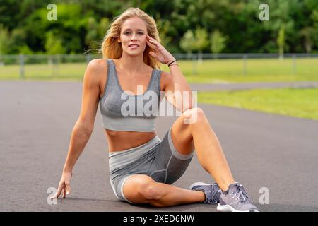 Golden Glow: Un rituale pre-allenamento di fitness Maven Foto Stock