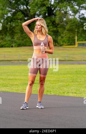 Golden Glow: Un rituale pre-allenamento di fitness Maven Foto Stock