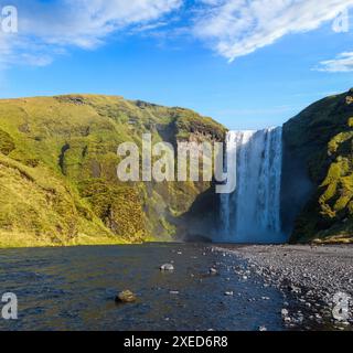 Pittoresco pieno di acqua grande cascata Skogafoss vista autunno, sud-ovest Islanda. Foto Stock