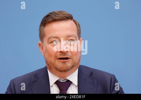 Uli Grötsch, Polizeibeauftragter des Bundes beim Deutschen Bundestag, Deutschland, Berlino, Bundespressekonferenz, Thema: Bericht des Polizeibeauftragten des Bundes im Deutschen Bundestag *** Uli Grötsch, Commissario federale di polizia del Bundestag tedesco, Germania, Berlino, Conferenza stampa federale, relazione del Commissario federale della polizia al Bundestag tedesco Foto Stock