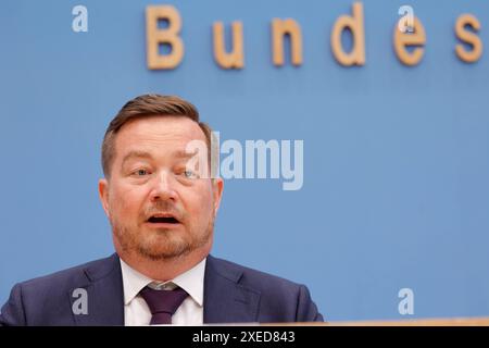 Uli Grötsch, Polizeibeauftragter des Bundes beim Deutschen Bundestag, Deutschland, Berlino, Bundespressekonferenz, Thema: Bericht des Polizeibeauftragten des Bundes im Deutschen Bundestag *** Uli Grötsch, Commissario federale di polizia del Bundestag tedesco, Germania, Berlino, Conferenza stampa federale, relazione del Commissario federale della polizia al Bundestag tedesco Foto Stock