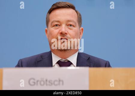 Uli Grötsch, Polizeibeauftragter des Bundes beim Deutschen Bundestag, Deutschland, Berlino, Bundespressekonferenz, Thema: Bericht des Polizeibeauftragten des Bundes im Deutschen Bundestag *** Uli Grötsch, Commissario federale di polizia del Bundestag tedesco, Germania, Berlino, Conferenza stampa federale, relazione del Commissario federale della polizia al Bundestag tedesco Foto Stock