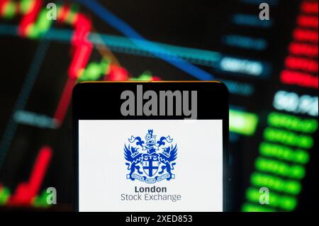 Hong Kong, Cina. 21 giugno 2024. In questa illustrazione fotografica, il logo dell'indice della Borsa di Londra visualizzato su uno smartphone con un grafico dell'indice della Borsa economica sullo sfondo. Credito: SOPA Images Limited/Alamy Live News Foto Stock