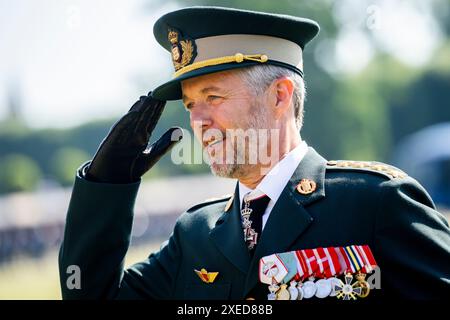 Copenaghen, Danimarca. 27 giugno 2024. Re Frederik X ispeziona le truppe prima della parata dell'anniversario presso la Royal Life Guards presso la caserma della Guardia vitale di Copenaghen, giovedì 27 giugno 2024. (Foto: IDA Marie Odgaard/Ritzau Scanpix) credito: Ritzau/Alamy Live News Foto Stock