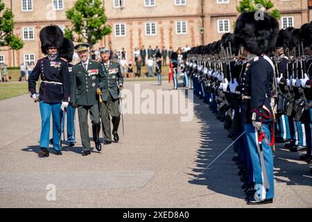 Copenaghen, Danimarca. 27 giugno 2024. Re Frederik X ispeziona le truppe prima della parata dell'anniversario presso la Royal Life Guards presso la caserma della Guardia vitale di Copenaghen, giovedì 27 giugno 2024. (Foto: IDA Marie Odgaard/Ritzau Scanpix) credito: Ritzau/Alamy Live News Foto Stock